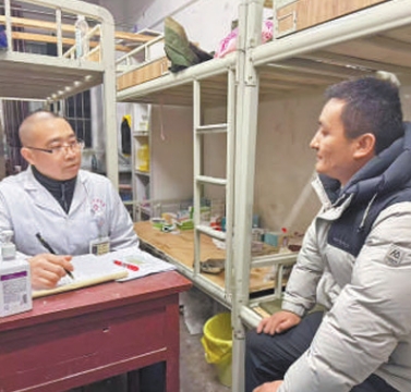 2月8日晚，在筠連縣第二中學校安置點，筠連縣中醫院的醫生正在了解安置群眾身體情況。本報記者 宋豪新攝