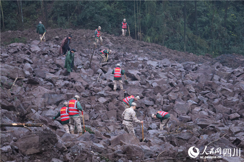 2月9日，武警四川總隊宜賓支隊官兵在金坪村二組展開搜救工作。陽建攝
