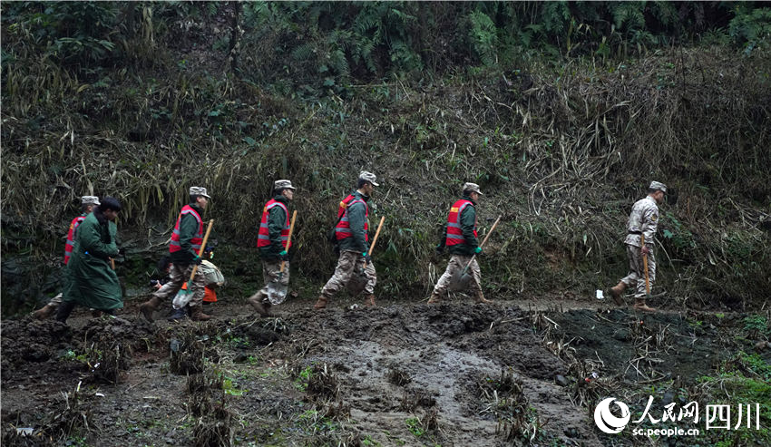2月9日，武警四川總隊宜賓支隊官兵徒步深入金坪村二組開展搜救工作。李波攝
