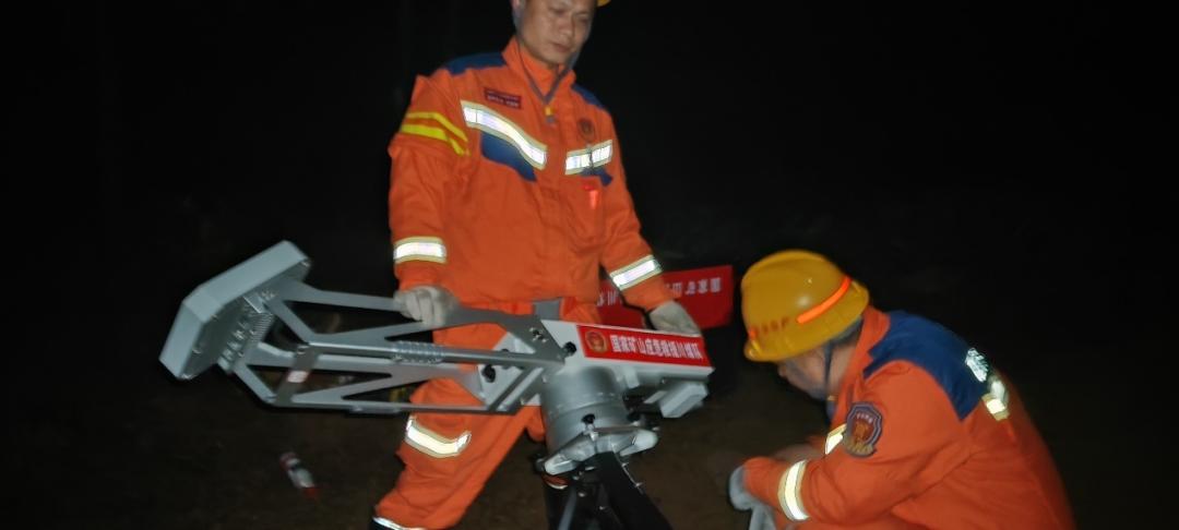 隊員們在救援現場。四川省應急管理廳