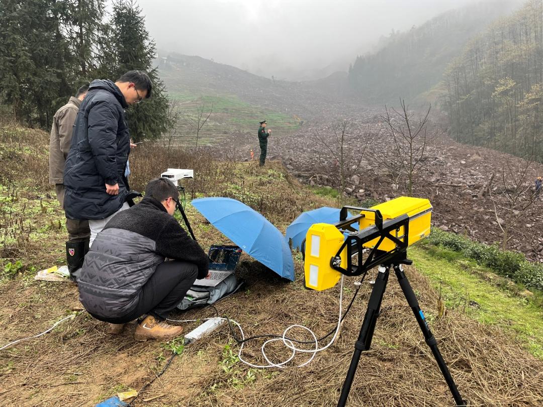 架設邊坡雷達。四川省應急管理廳供圖