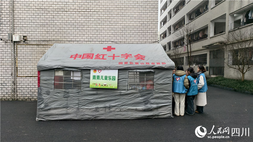 臨時搭建的“青青兒童樂園”。人民網 趙祖樂攝