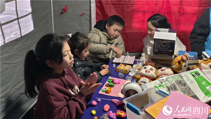 孩子們聚在一起玩耍。人民網 趙祖樂攝