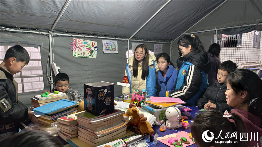 孩子們聚在一起玩耍。人民網 趙祖樂攝