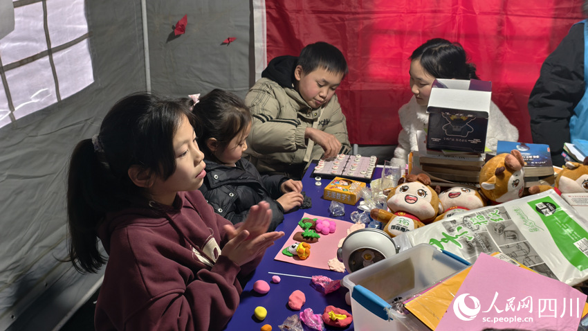 “青青兒童樂園”內，孩子們聚在一起玩耍。人民網 趙祖樂攝