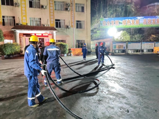 四川能投現場搶修復電。四川能投供圖