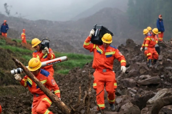 國家礦山應急救援川煤隊全力搜救。川煤集團供圖