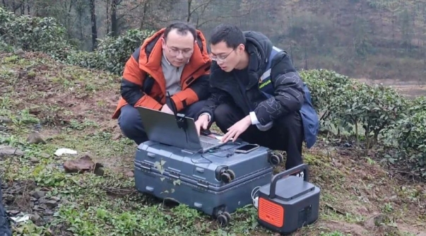 技術人員制作災前災后對比分析圖。省國投公司供圖