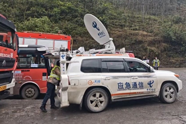 四川電信應急通信保障團隊到達現場。四川電信供圖