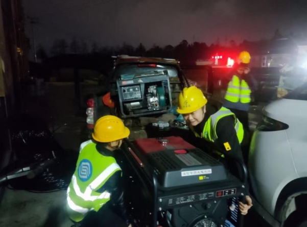 搶險通信保障工作組正在搬運機器。四川移動供圖