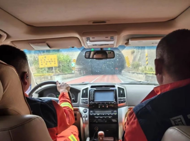 國家隧道應急救援中鐵二局昆明隊趕往現場。中鐵二局供圖