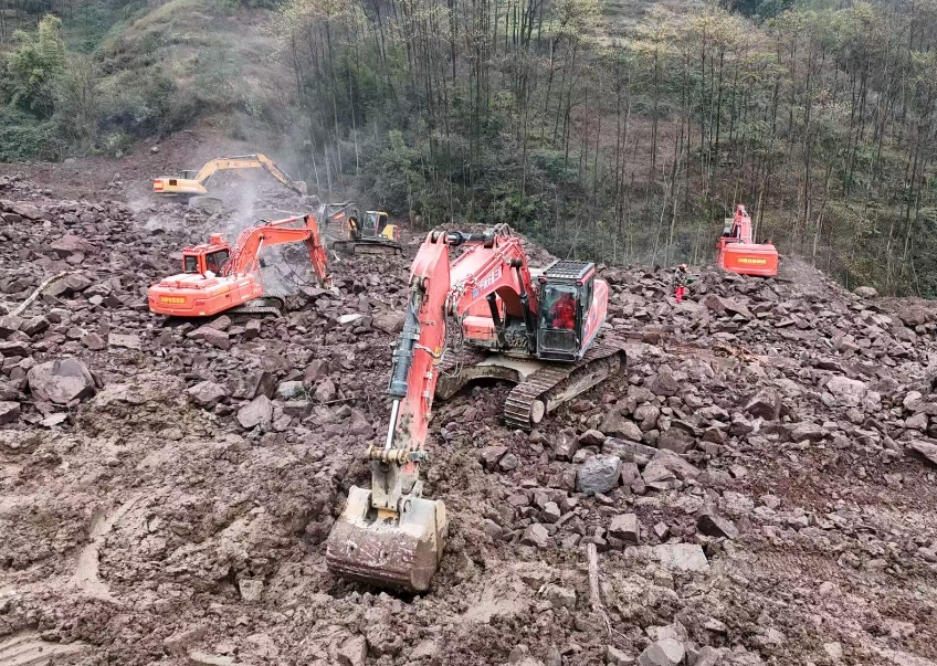 大型救援裝備正在進行救援工作。中國安能供圖