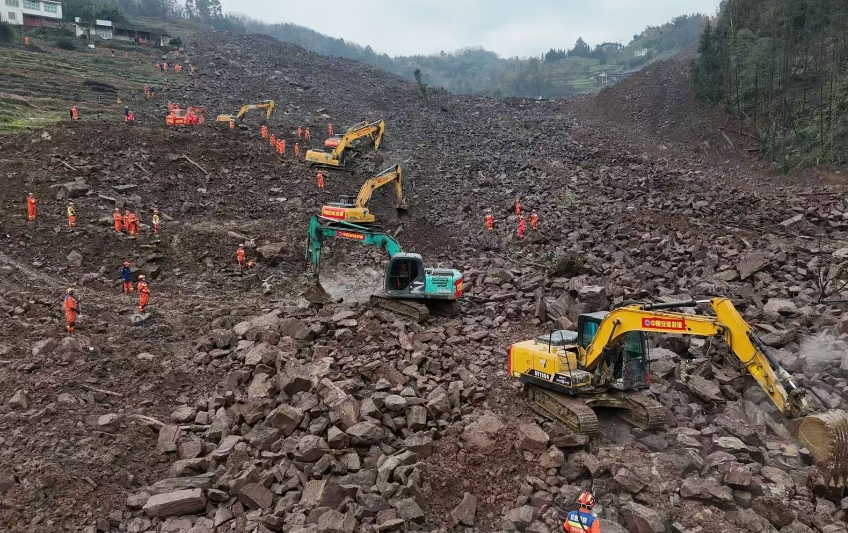 大型救援裝備正在進行救援工作。中國安能供圖