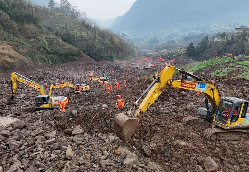 大型救援裝備正在進行救援工作。中國安能供圖