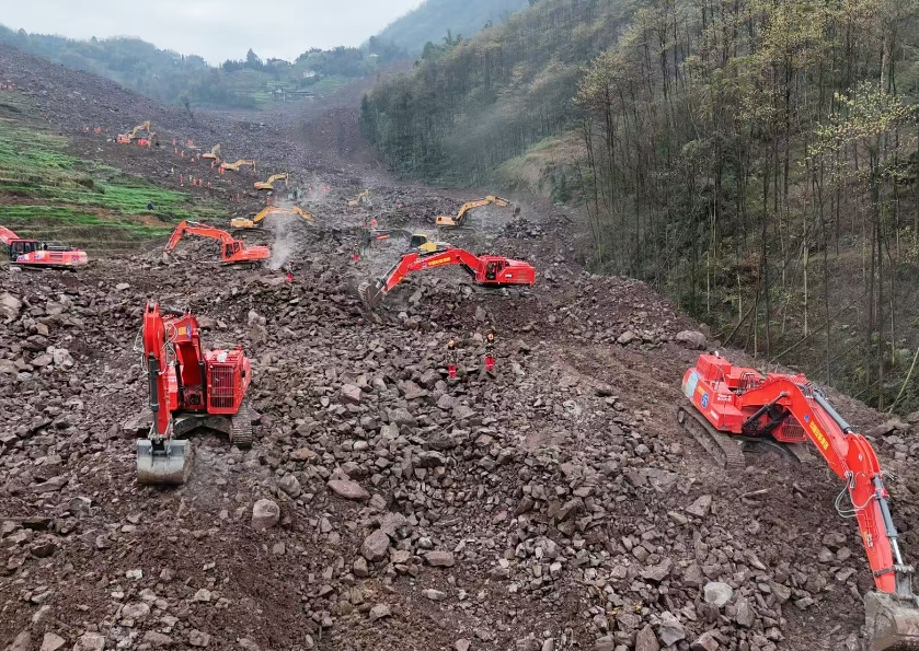 大型救援裝備正在進行救援工作。中國安能供圖