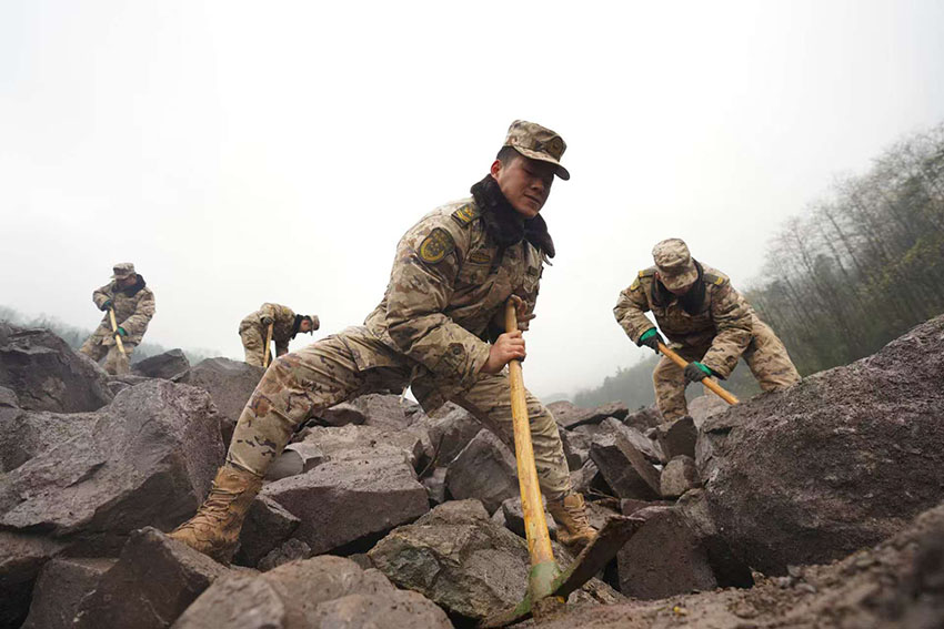 武警官兵奮戰搶險救援一線。鄭磊攝