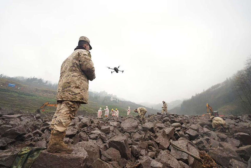 武警官兵奮戰搶險救援一線。鄭磊攝