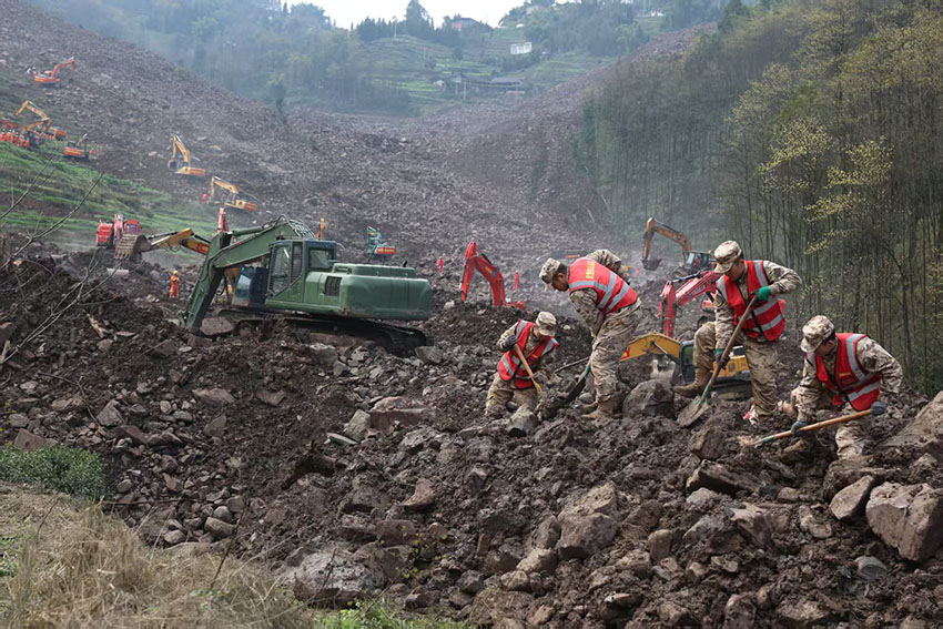 武警官兵奮戰搶險救援一線。鄭磊攝