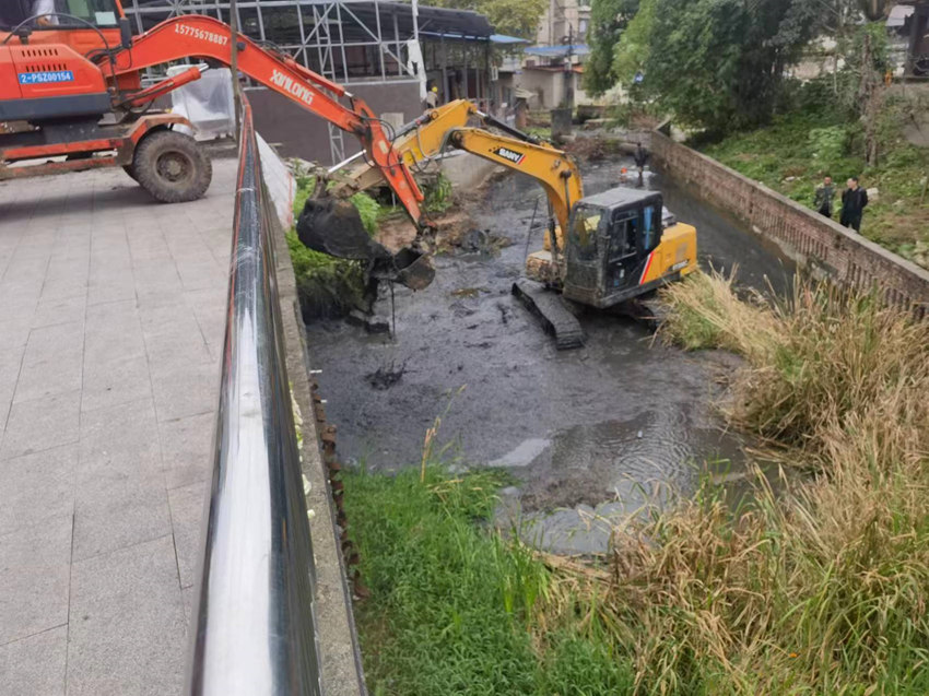 南城社區正在清理淤積的河道。受訪者供圖