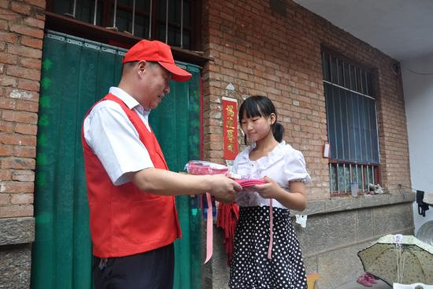 社區志愿者向留守兒童送去書包文具等物資。受訪者供圖