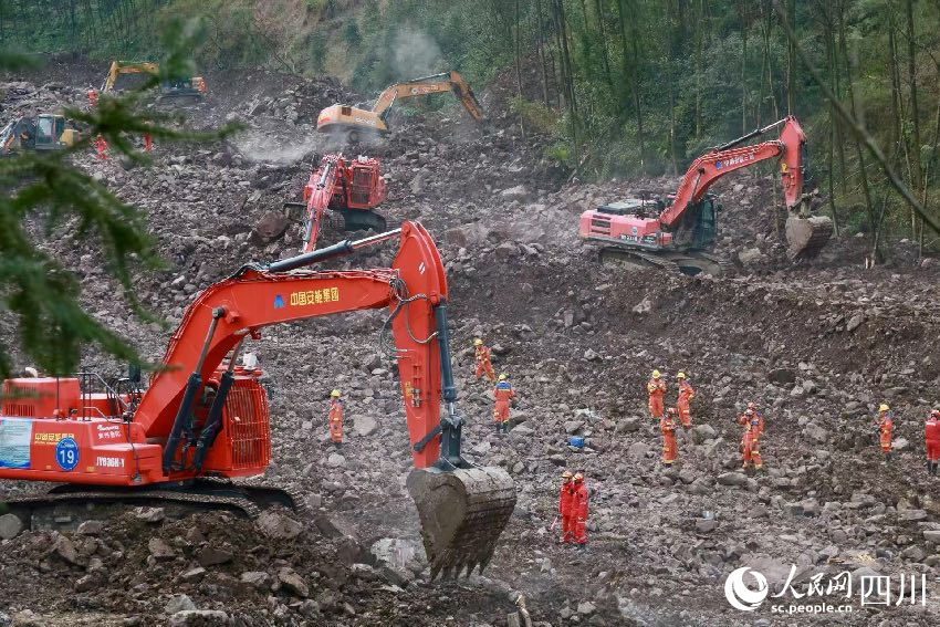 救援現場。人民網記者 朱虹攝