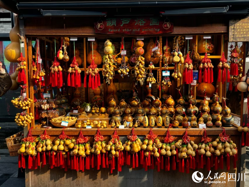 寬窄巷子里的非遺店鋪。實習生謝俊皓 攝