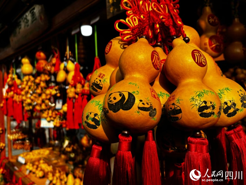 裝飾漂亮的工藝品葫蘆。實習生 謝俊皓攝