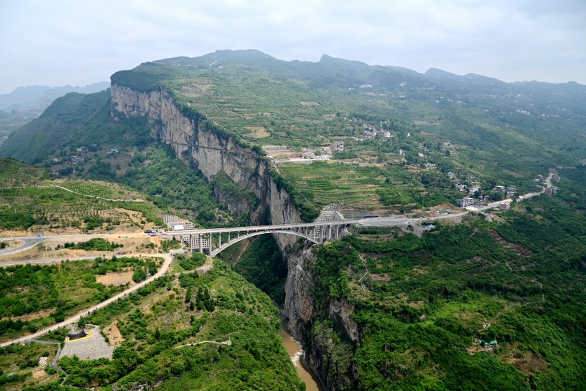 遠眺敘永雞鳴三省大橋。蘇忠國攝