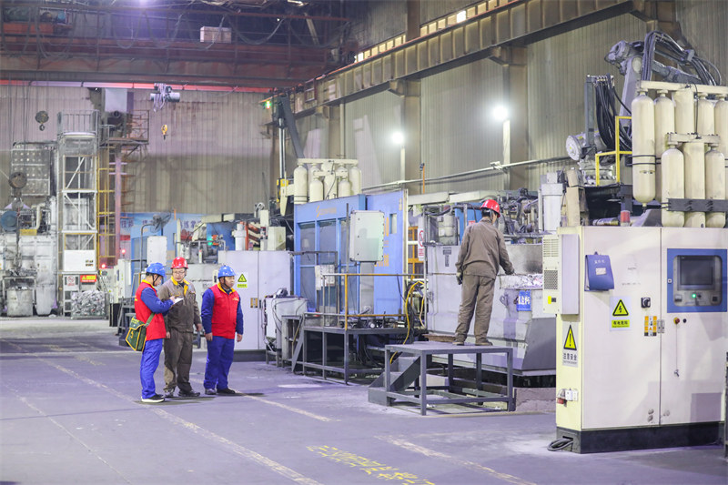 國網四川鄰水縣供電有限責任公司共產黨員服務隊來到四川光程汽車配件有限公司了解企業用電需求并進行安全用電檢查。