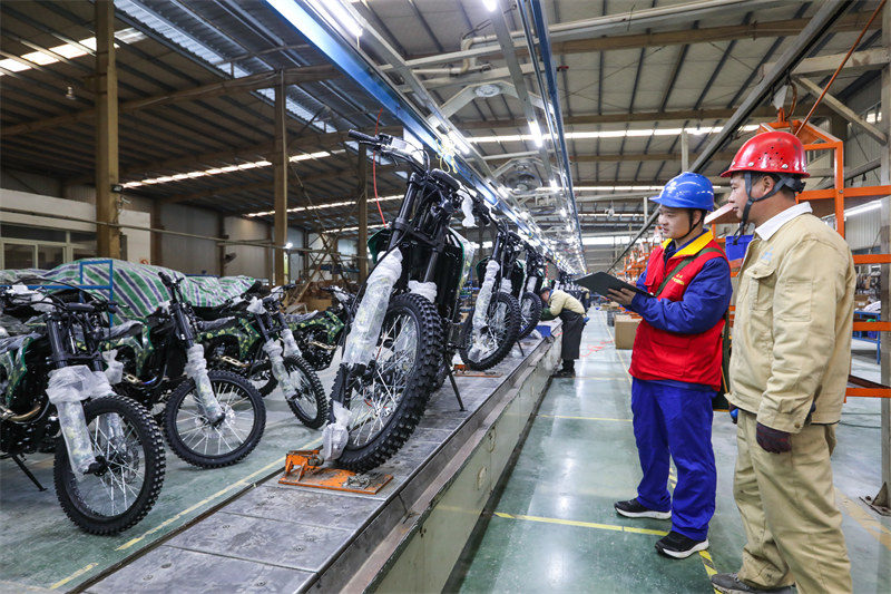 國網四川鄰水縣供電有限責任公司共產黨員服務隊來到四川光程汽車配件有限公司了解企業用電需求并進行安全用電檢查。