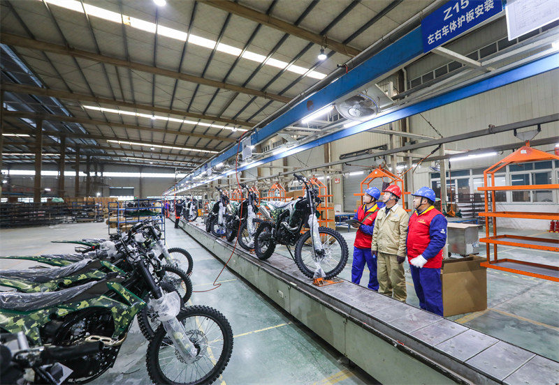 國網四川鄰水縣供電有限責任公司共產黨員服務隊來到四川光程汽車配件有限公司了解企業用電需求并進行安全用電檢查。