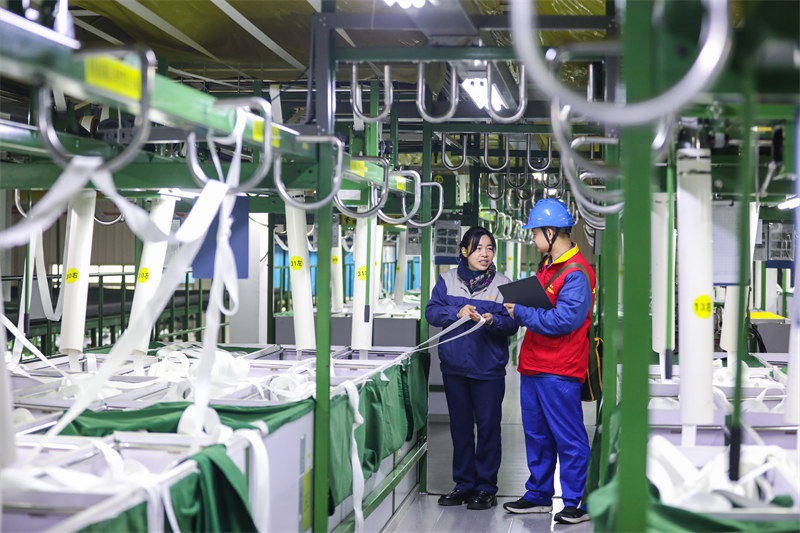 國網四川鄰水縣供電有限責任公司共產黨員服務隊來到四川光程汽車配件有限公司了解企業用電需求并進行安全用電檢查。