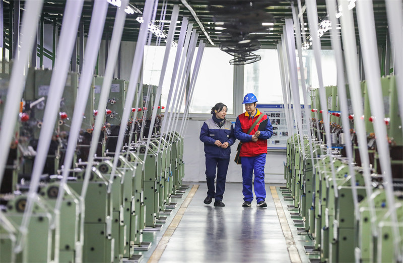 國網四川鄰水縣供電有限責任公司共產黨員服務隊來到四川光程汽車配件有限公司了解企業用電需求并進行安全用電檢查。