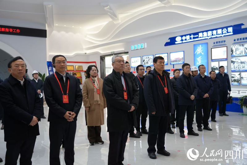 代表視察成渝中線高鐵四川段建設現場。人民網記者 李平攝