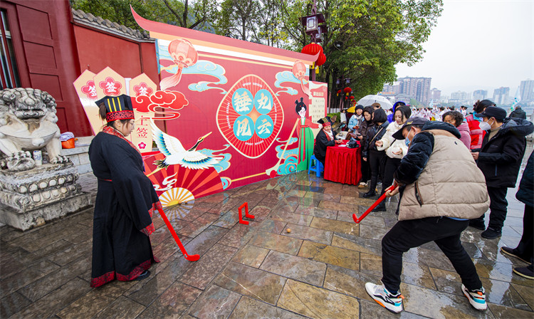 市民游客參與木球投擲。利州區委宣傳部供圖