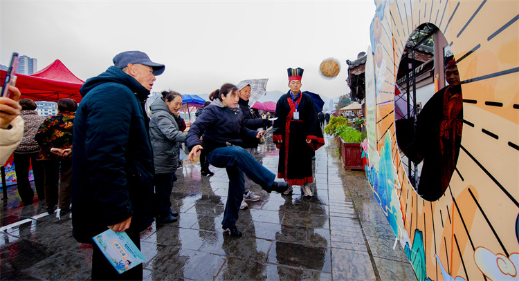 市民游客參與投壺活動。利州區委宣傳部供圖