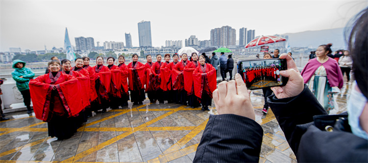 市民游客記錄精彩瞬間。利州區委宣傳部供圖