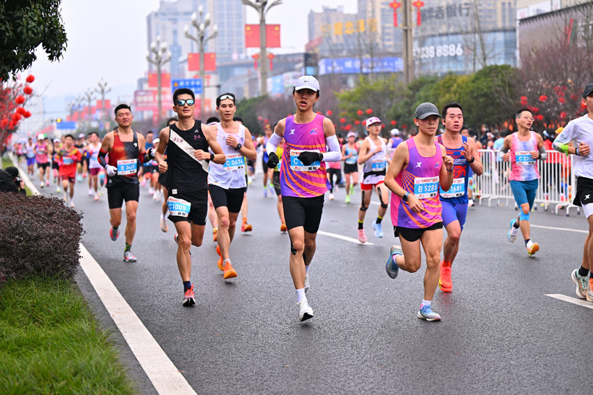 選手們你追我趕。仁壽縣委宣傳部供圖