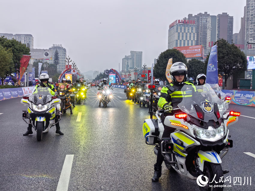 賽事開道車隊。人民網記者 劉海天攝