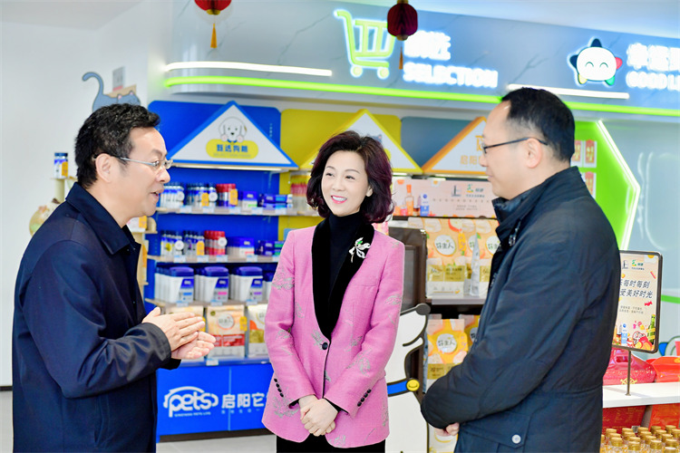 王麒走訪啟陽集團旗下“油氣氫電服“一體化綜合能源服務站。趙文文供圖