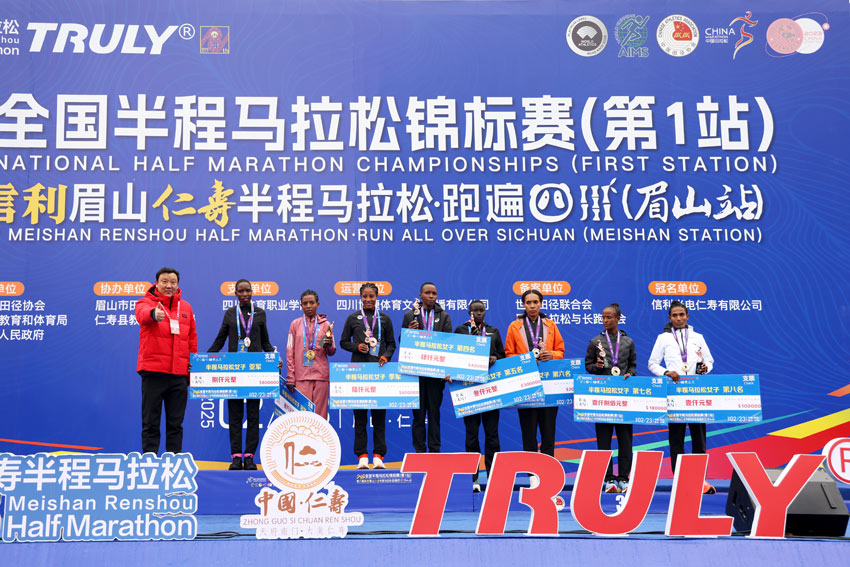 獲獎者上臺領獎。仁壽縣委宣傳部供圖