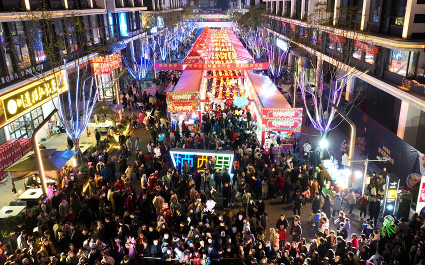 棲息里街區人山人海。仁壽縣委宣傳部供圖