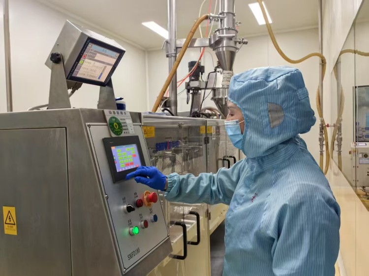 工作中的李玉梅。四川省稅務局供圖