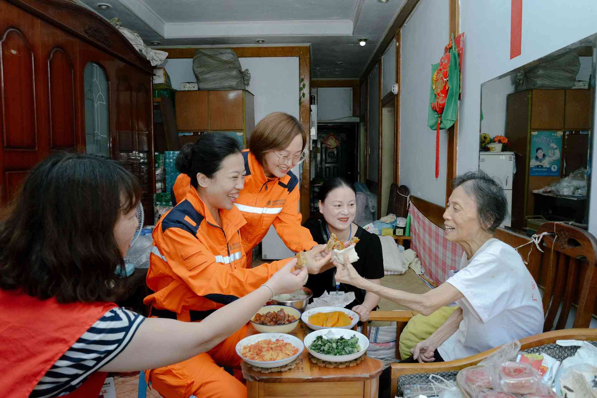 蒙媛拜訪社區老人。受訪者供圖