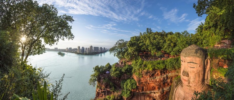 千年古城里的樂山大佛。樂山市委宣傳部供圖