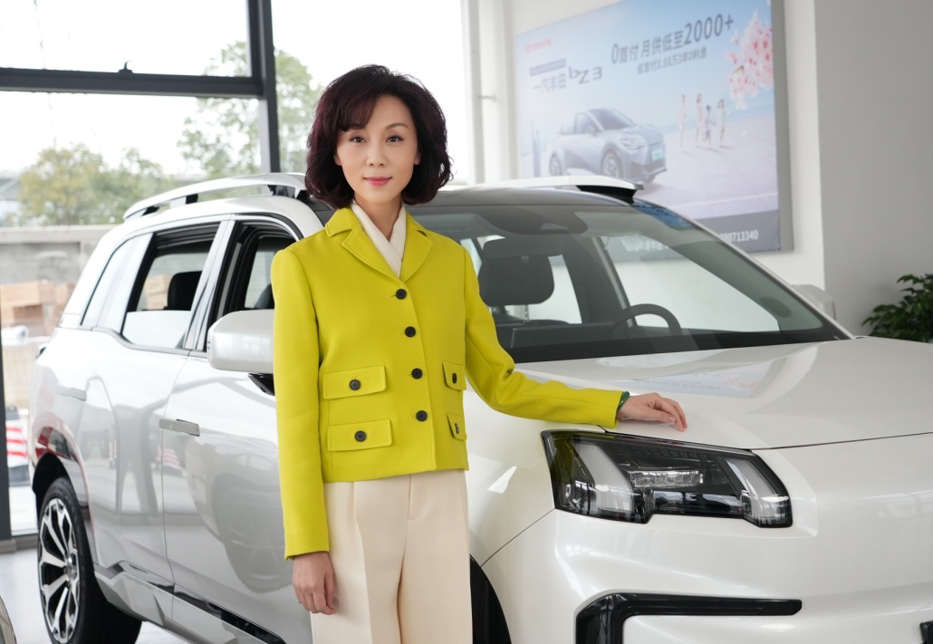 4王麒代表與新能源汽車合影