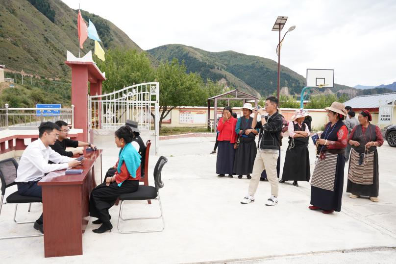 2024年在甘孜州道孚縣開展了“公益法律服務進涉藏州縣—助力鄉村振興”系列公益法律服務活動。