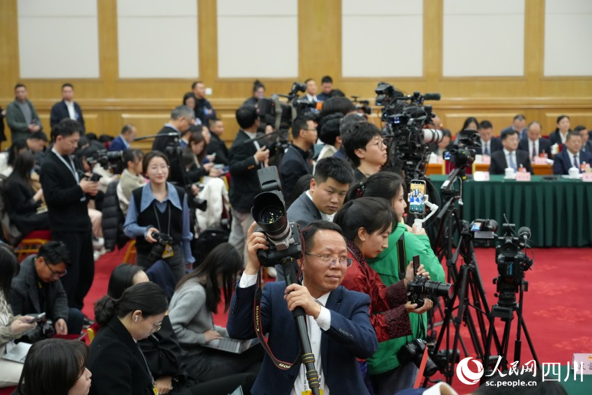 會議現場的記者。人民網記者 李平攝