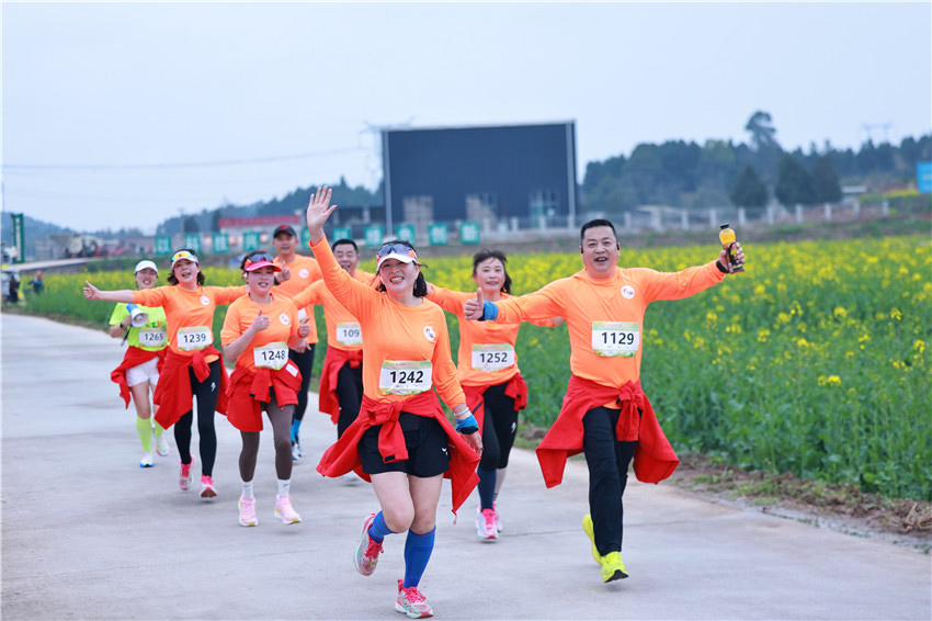 跑步游春笑哈哈。中江縣委宣傳部供圖