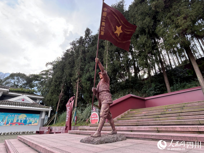 景區內的紅色文化雕塑。實習生謝俊皓 攝